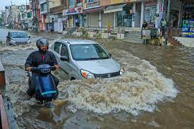 दिल्ली में भारी बारिश, खराब मौसम के कारण विमान परिचालन में देरी