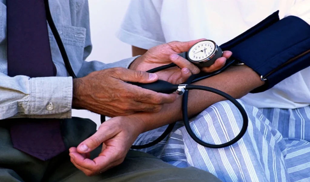 Health Tips: ब्लड प्रेशर को नेचुरल तरीके से कंट्रोल करने के 3 आसान उपाय, डॉक्टर भी रह जाएंगे हैरान!