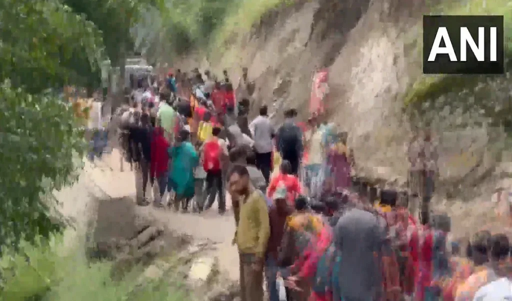 Jammu Kashmir Kishtwar Cloudburst:  कम से कम 15 लोगों की मौत की आशंका, अमित शाह ने LG और CM से की बात