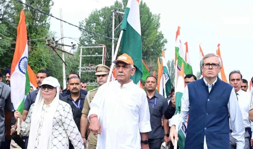 Kashmir में सुपरहिट हो रहा ‘हर घर तिरंगा अभियान’, घाटी की हर घर और गली में शान से फहरा रहा है तिरंगा