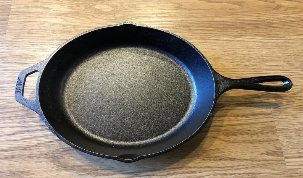 Kitchen Hacks: तवे पर किनारे पर जमी कालीख मिनटों में होगी साफ, खत्म होगी किचन की टेंशन