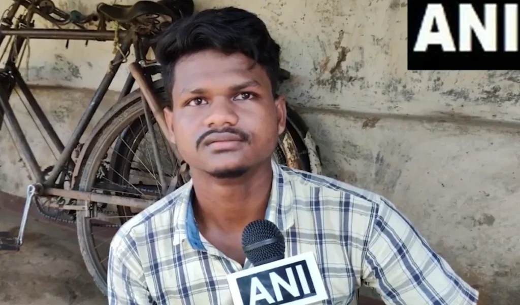 Odisha के आदिवासी छात्र Shubham Sabar ने NEET पास कर रचा इतिहास, खुद मजदूरी कर भरी मेडिकल कॉलेज की फीस Odisha के आदिवासी छात्र Shubham Sabar ने NEET पास कर रचा इतिहास, खुद मजदूरी कर भरी मेडिकल कॉलेज की फीस