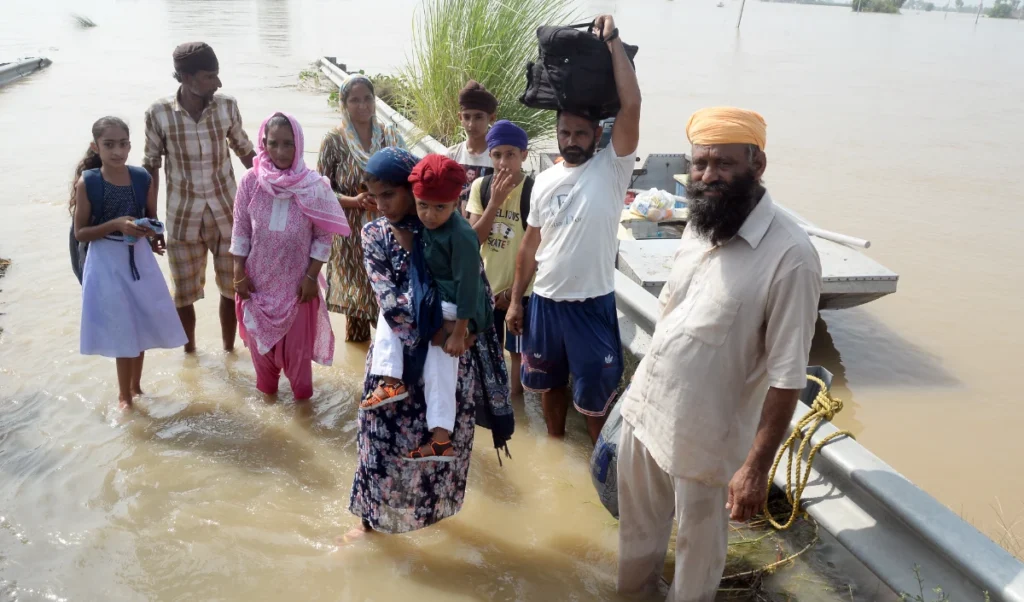 Punjab Flood Situation | पंजाब में बाढ़ का कहर जारी! व्यास समेत नदियाँ उफान पर, 24 की मौत, लाखों एकड़ फसल तबाह
