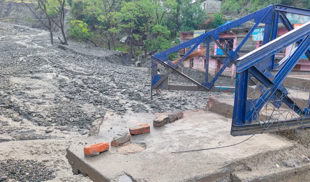 Uttarakhand Rain Havoc | उत्तराखंड में बादल फटने और भूस्खलन से पांच लोगों की मौत, बारिश से तबाह हुए कई स्थानों पर मलबे में फंसे लोगों की तलाश शुरू Uttarakhand Rain Havoc | उत्तराखंड में बादल फटने और भूस्खलन से पांच लोगों की मौत, बारिश से तबाह हुए कई स्थानों पर मलबे में फंसे लोगों की तलाश शुरू