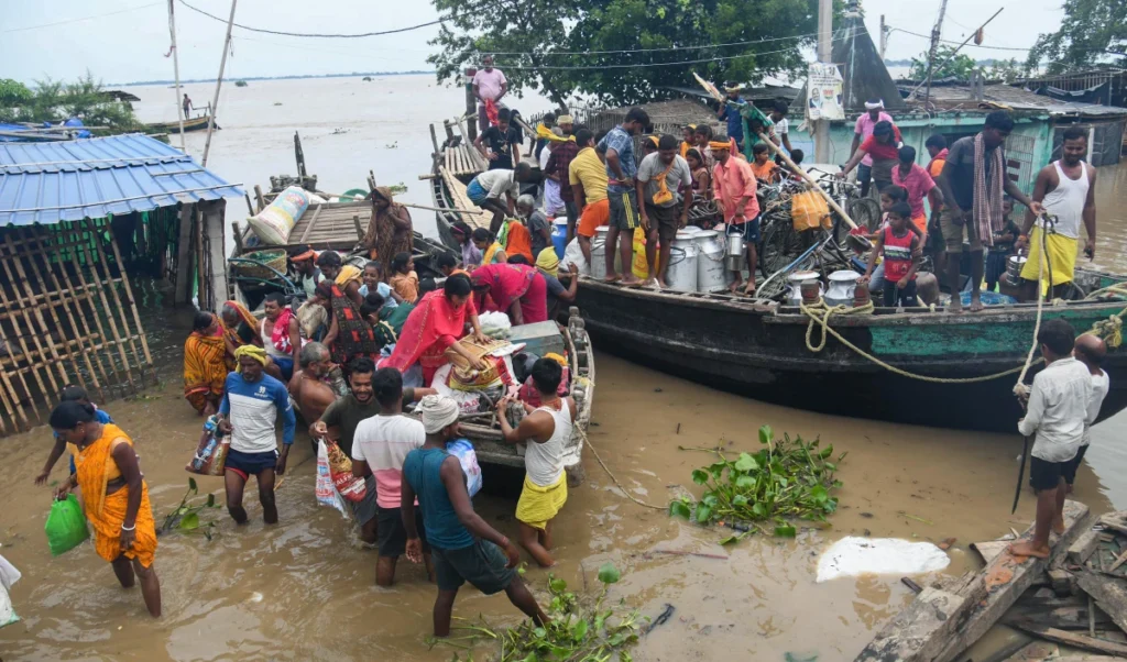 VIDEO | बाढ़ से बंद हुए रास्ते, नाव पर सवार होकर बिहार से बलिया पहुंची बारात VIDEO | बाढ़ से बंद हुए रास्ते, नाव पर सवार होकर बिहार से बलिया पहुंची बारात