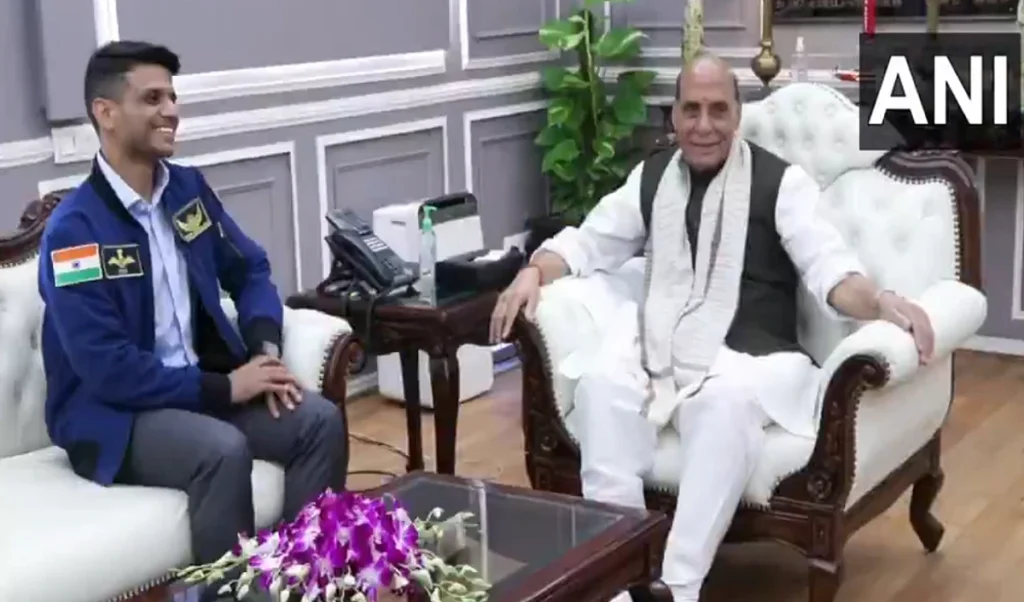 अंतरिक्ष मिशन के हीरो शुभांशु शुक्ला ने रक्षा मंत्री राजनाथ सिंह से की मुलाकात।