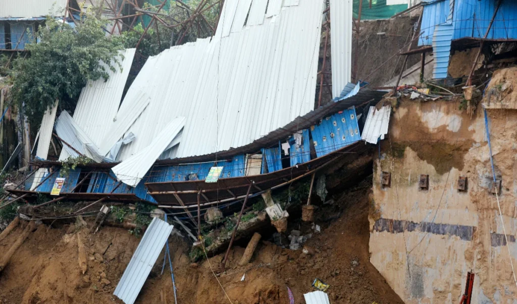 उप्र : गाजियाबाद में निर्माणाधीन मकान का एक हिस्सा गिरने से बुजुर्ग महिला समेत पांच लोग घायल उप्र : गाजियाबाद में निर्माणाधीन मकान का एक हिस्सा गिरने से बुजुर्ग महिला समेत पांच लोग घायल