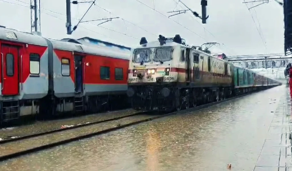 जम्मू और कटरा के बीच 24 घंटे फंसी रही स्वराज एक्सप्रेस, लोगों ने ट्रेन में बिताई रात