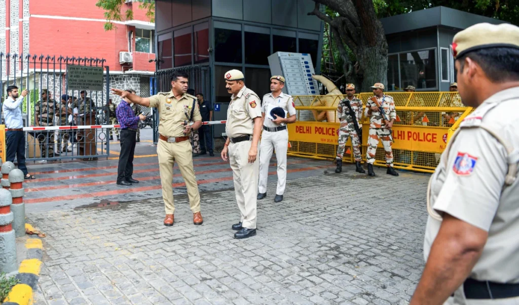 दिल्ली में घूम रहा फर्जी CBI गिरोह! गैंग में महिला भी शामिल, अधिकारी बनकर लगाई करोड़ों की चपत, दो दबौचे गये