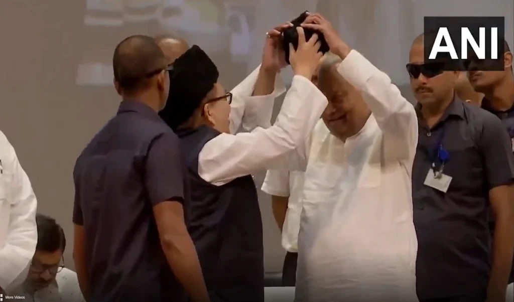 भरे मंच पर CM नीतीश ने मुस्लिम टोपी पहनने से किया इनकार, फिर जो हुआ…