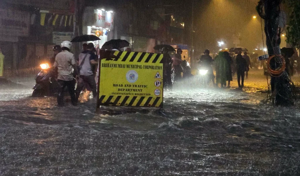 मुंबई में तेज हवाओं के साथ भारी बारिश का अनुमान