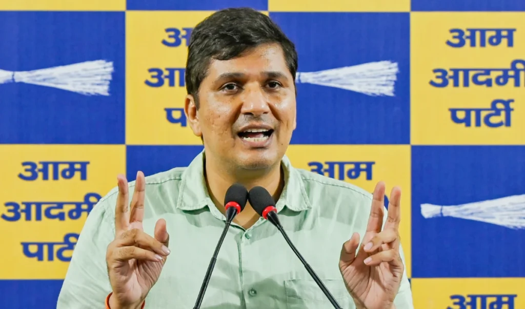 स्कूल फीस बिल पर AAP का निशाना, कहा- मध्यम वर्ग के खिलाफ है यह कानून