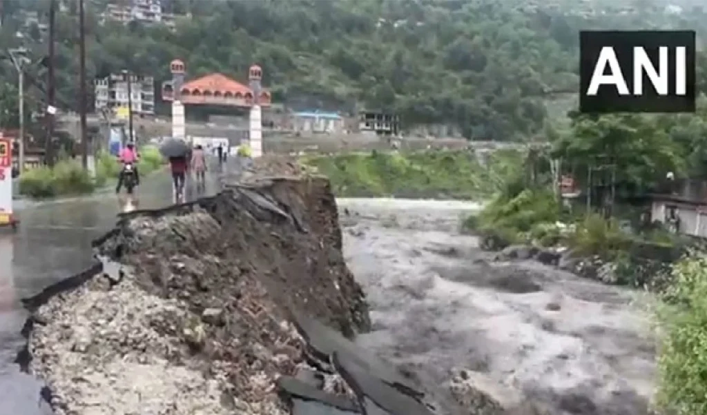 हिमाचल में जारी है बारिश का तांडव, कूल्लू में फटा बादल,  ब्यास नदी पर बने भूतनाथ पुल के पास सड़क क्षतिग्रस्त