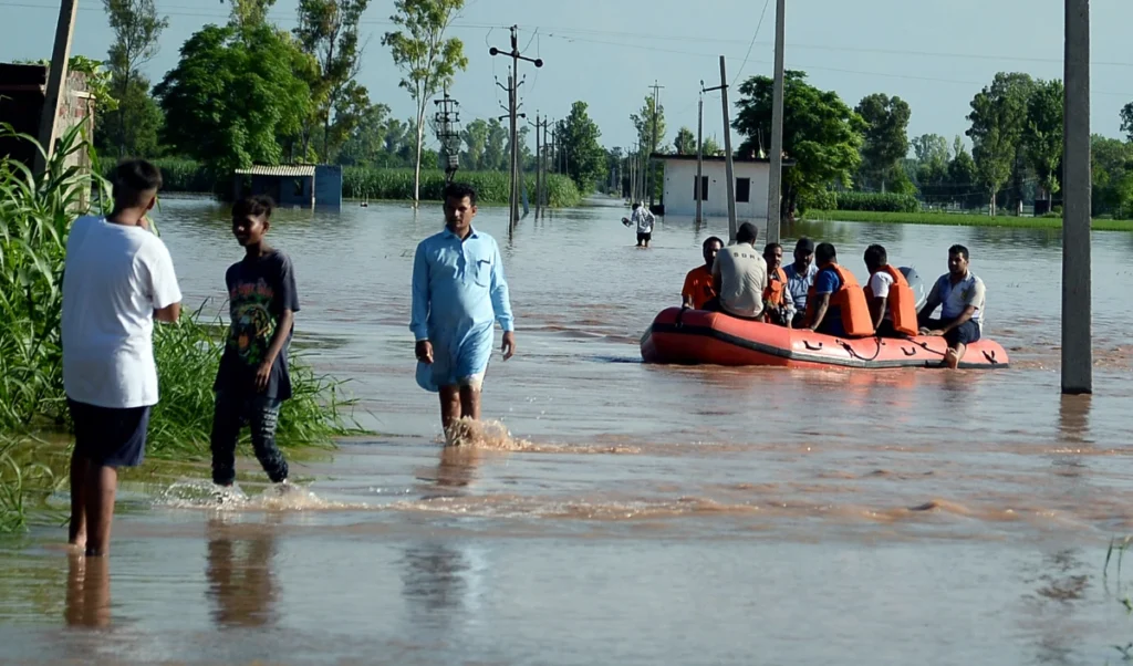 Delhi Flood | उत्तर भारत में मूसलाधार बारिश का कहर, दिल्ली में यमुना उफान पर… निचले इलाकों में बचाव कार्य जारी