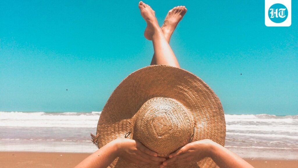 Discover 5 beach essentials you need for your next vacation to stay protected, comfortable and stylish by the seaside