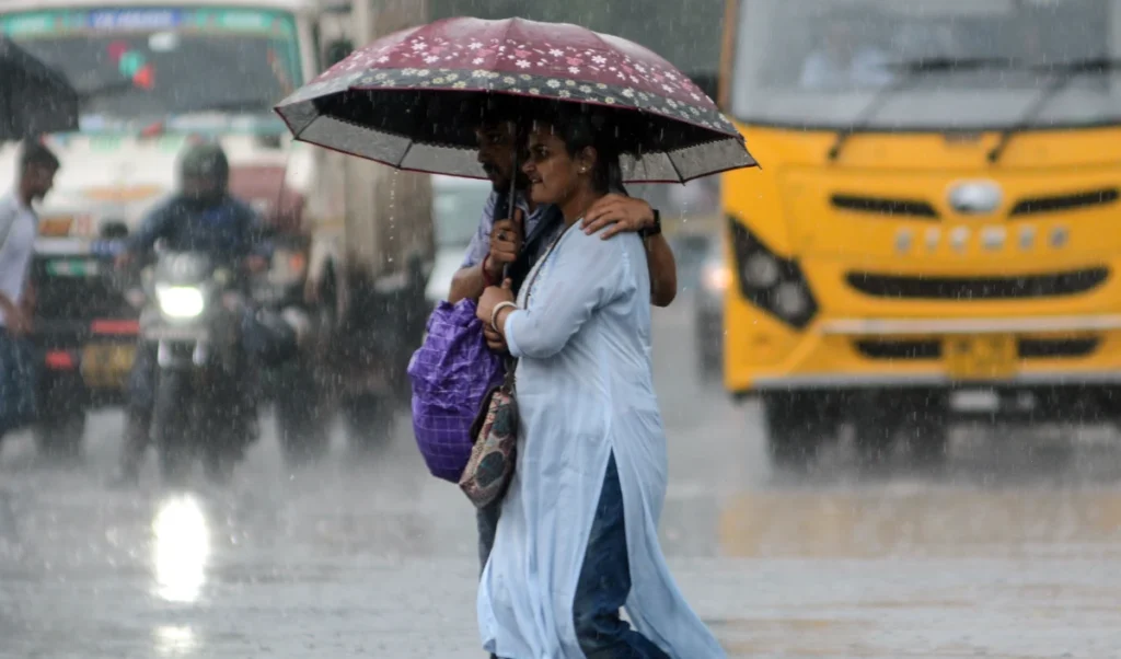 Kolkata Heavy Rain | दुर्गा पूजा से ठीक पहले कोलकाता में बारिश का कहर, शहर जलमग्न, थम गया जनजीवन Kolkata Heavy Rain | दुर्गा पूजा से ठीक पहले कोलकाता में बारिश का कहर, शहर जलमग्न, थम गया जनजीवन
