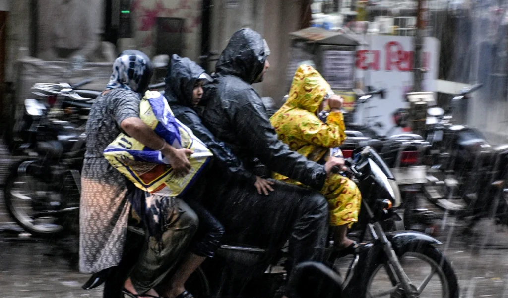 Kolkata Heavy Rains | कोलकाता में भारी बारिश से थमी रफ्तार, मेट्रो-ट्रेन बेपटरी, ऑफिस जाने वालों की आफत