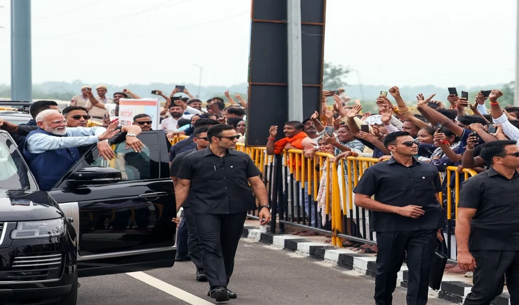 Modi in Manipur updates: इंफाल में मूसलाधार बारिश, खराब मौसम के कारण प्रधानमंत्री चुराचांदपुर तक के लिए सड़क मार्ग अपनाया Modi in Manipur updates: इंफाल में मूसलाधार बारिश, खराब मौसम के कारण प्रधानमंत्री चुराचांदपुर तक के लिए सड़क मार्ग अपनाया