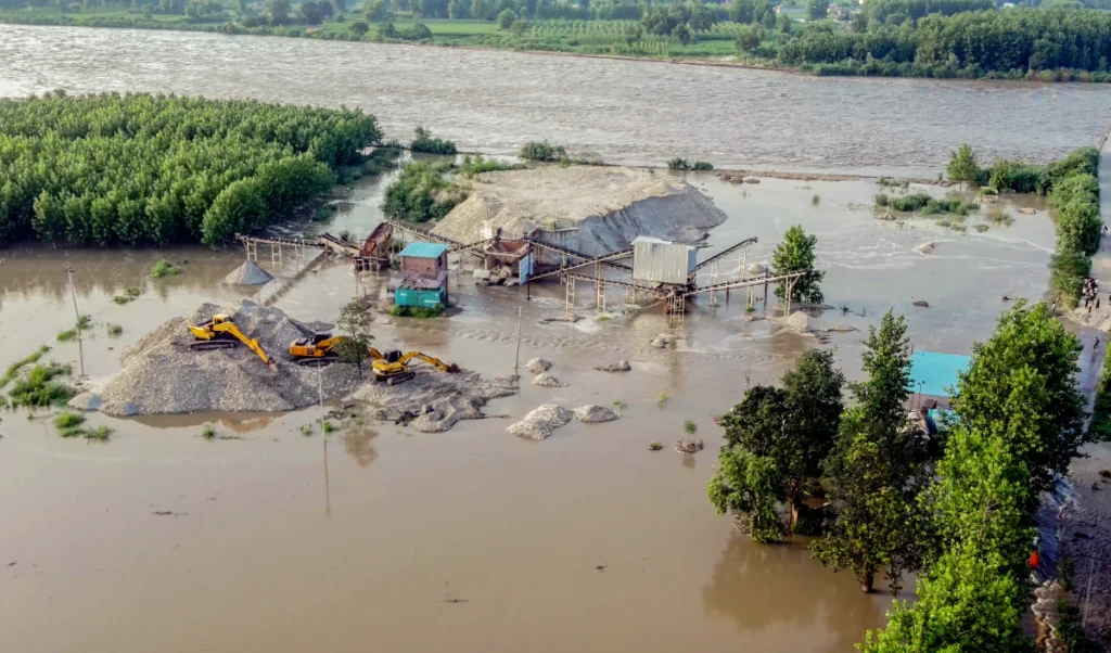 Punjab Floods | लुधियाना में सतलुज तटबंध टूटने का खतरा, सैकड़ों गांवों पर बाढ़ का मंडराया संकट, BSF की 90 चौकियां जलमग्न, 110 KM बाड़ क्षतिग्रस्त