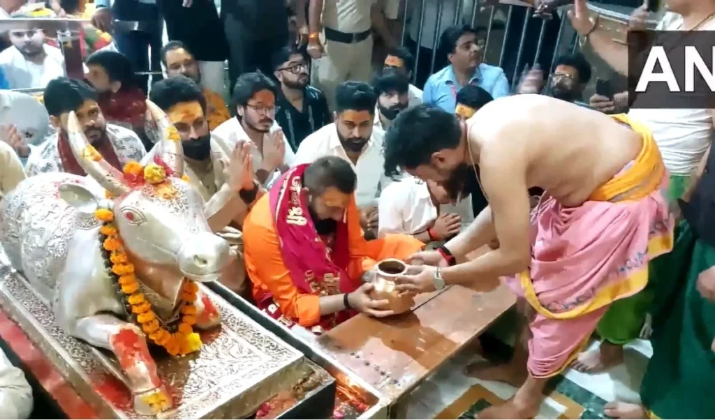 bollywood wrap up sanjay dutt reached mahakaleshwar temple and bowed head at feet of lord shiva