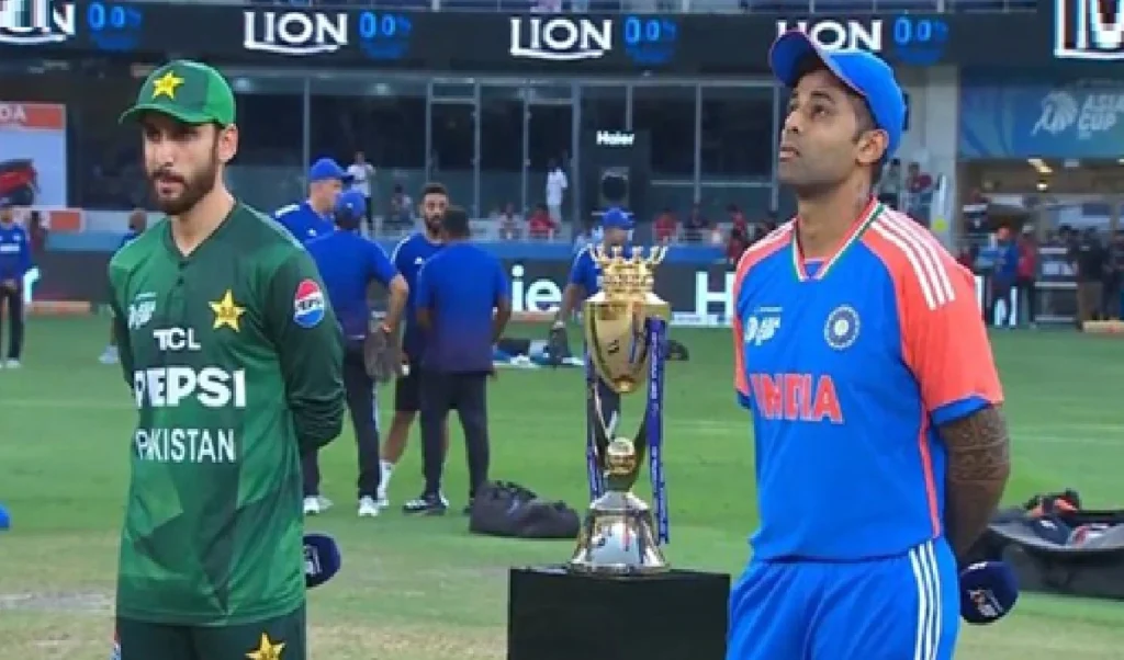 ind vs pak asia cup 2025 final suryakumar yadav not pose with trophy salman agha