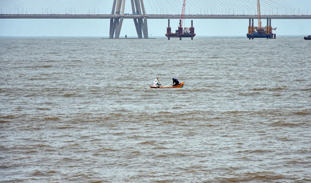 ओडिशा के पारादीप में समुद्र से निकाला गया चीनी नाविक का शव