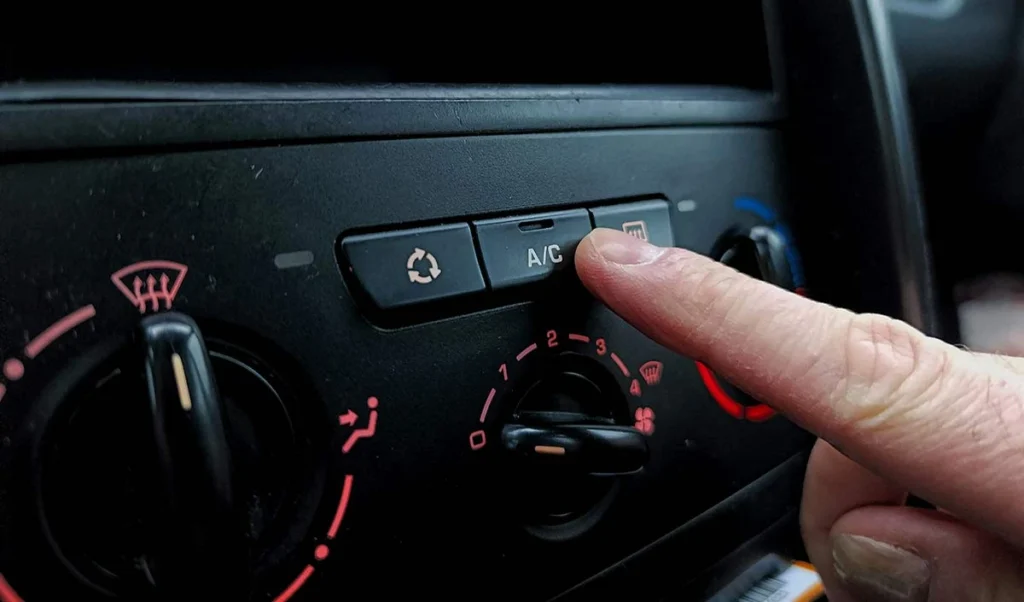 कार के AC से बदबू आ रही है? जानें कारण और आसान समाधान