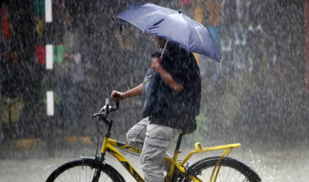 कोलकाता में भारी बारिश के कारण चार लोगों की मौत, शहर में जलभराव और ट्रैफिक जाम, IMD ने और बारिश की भविष्यवाणी की