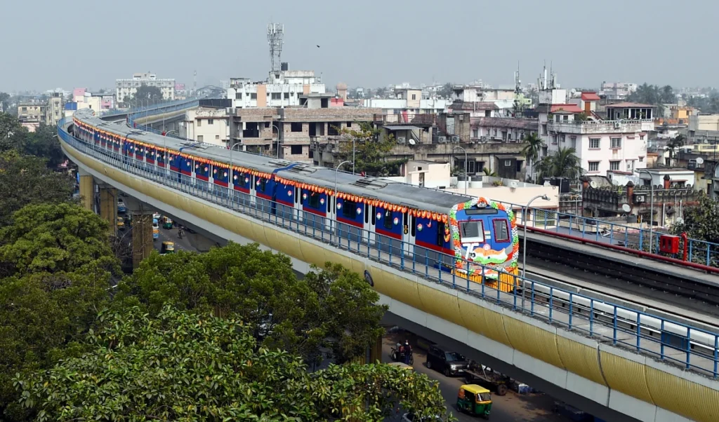 कोलकाता मेट्रो रेल सेवा 50 मिनट तक बाधित रही, व्यक्ति पटरी पर गिरा