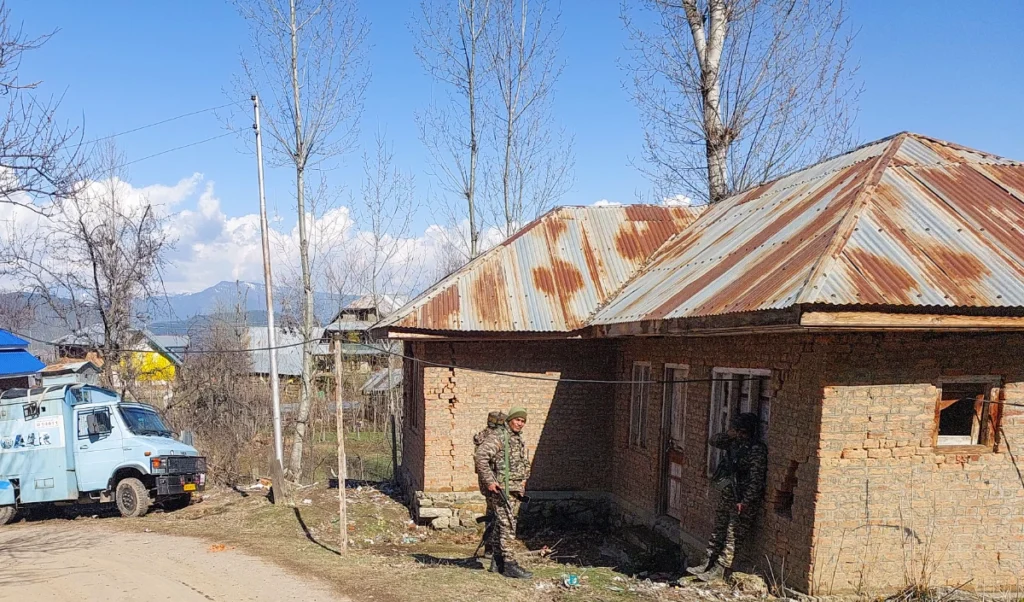 जम्मू-कश्मीर के उधमपुर में मुठभेड़ में सेना का एक जवान घायल