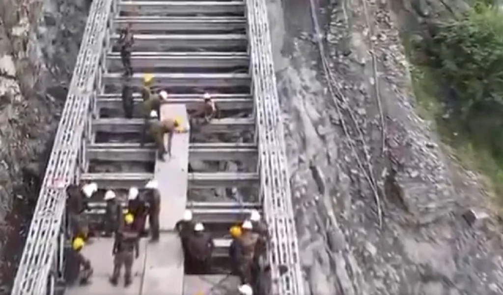 जम्मू-कश्मीर के रामबन में भारतीय सेना का कमाल, 150 फुट का मैत्रा पुल बनाकर किया सड़क संपर्क बहाल