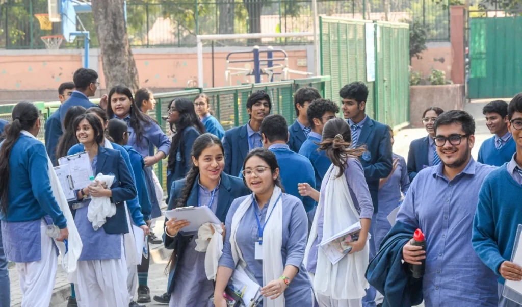 दिल्ली के 100 से अधिक स्कूलों को बम की धमकी, जांच में फर्जी पाई गईं