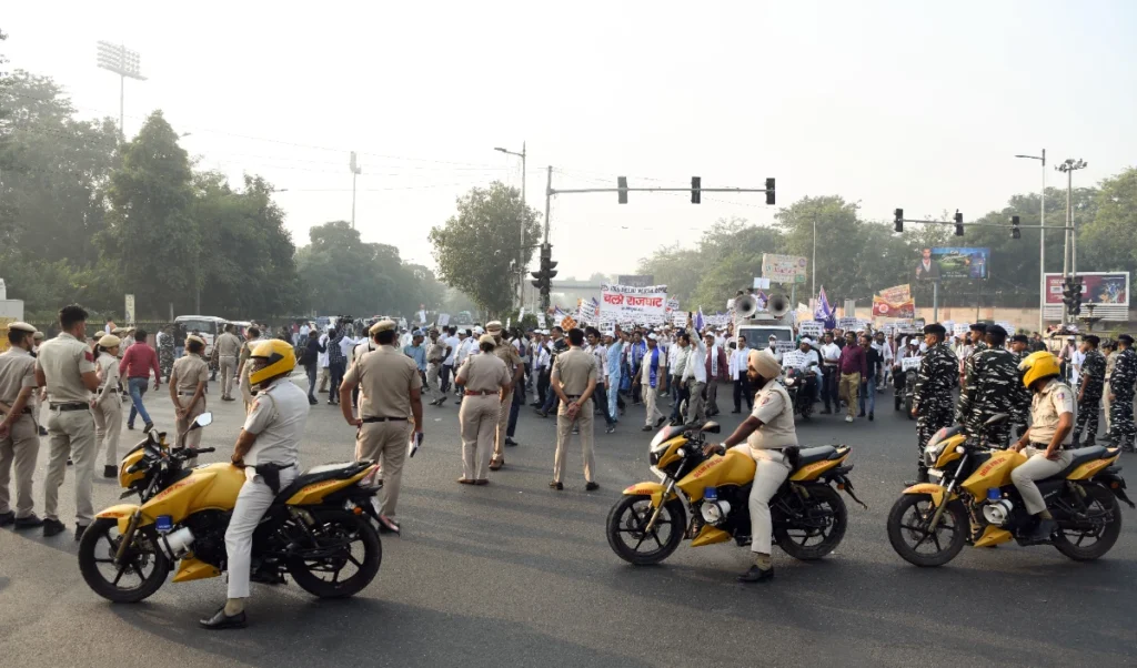 दिल्ली के मुख्यमंत्री सचिवालय और मौलाना आज़ाद मेडिकल कॉलेज को बम से उड़ाने की धमकी, बढ़ाई गई सुरक्षा