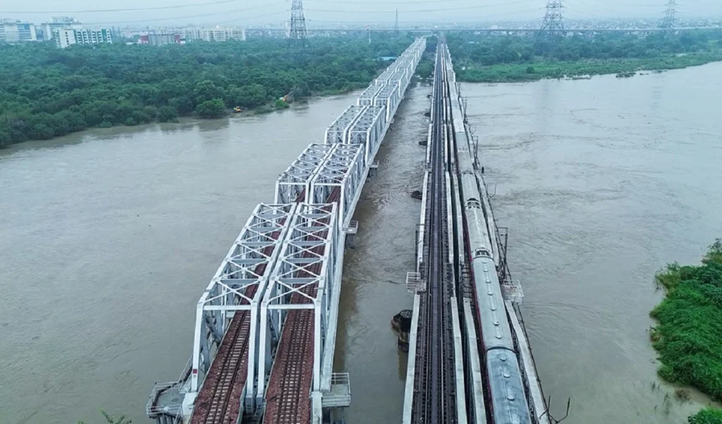 दिल्ली में बाढ़ का अलर्ट: यमुना का लोहा पुल बंद, यातायात डायवर्ट, CM बोलीं- हालात काबू में।