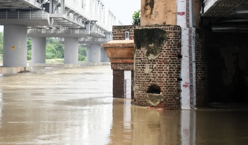 दिल्ली में यमुना का जलस्तर 207 मीटर से ऊपर, आसपास के इलाकों में बाढ़ का पानी भरा