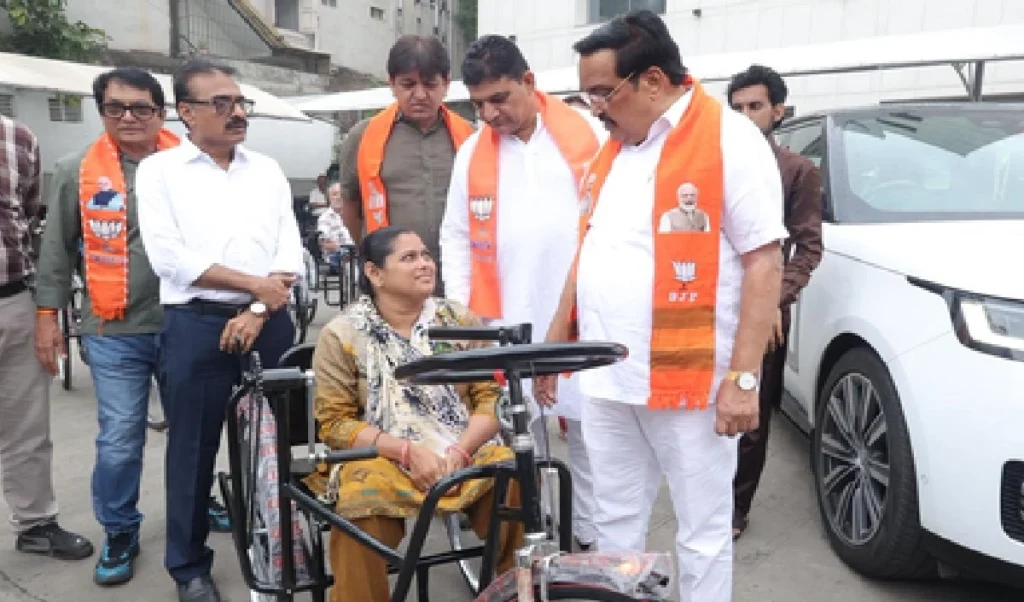 प्रधानमंत्री मोदी के जन्मदिन पर सूरत में स्वच्छता अभियान, केंद्रीय मंत्री ने की सड़कों की सफाई