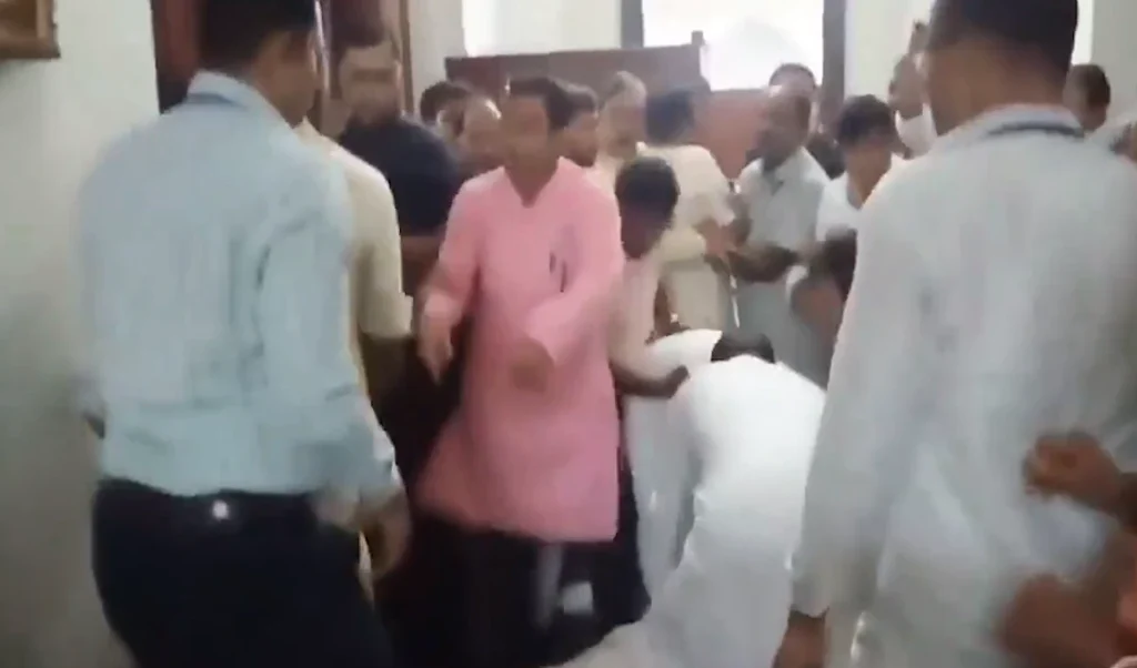 बंगाल विधानसभा में बीजेपी-टीएमसी का हाईवोल्टेज टकराव, शंकर घोष को मार्शल ने निकाला