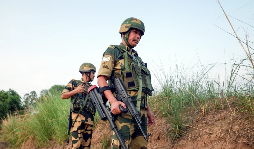 भारतीय सीमा में घुसते ही दबोचा गया पाक नागरिक, BSF ने वापस भेजा, सरहद पर कड़ी चौकसी।