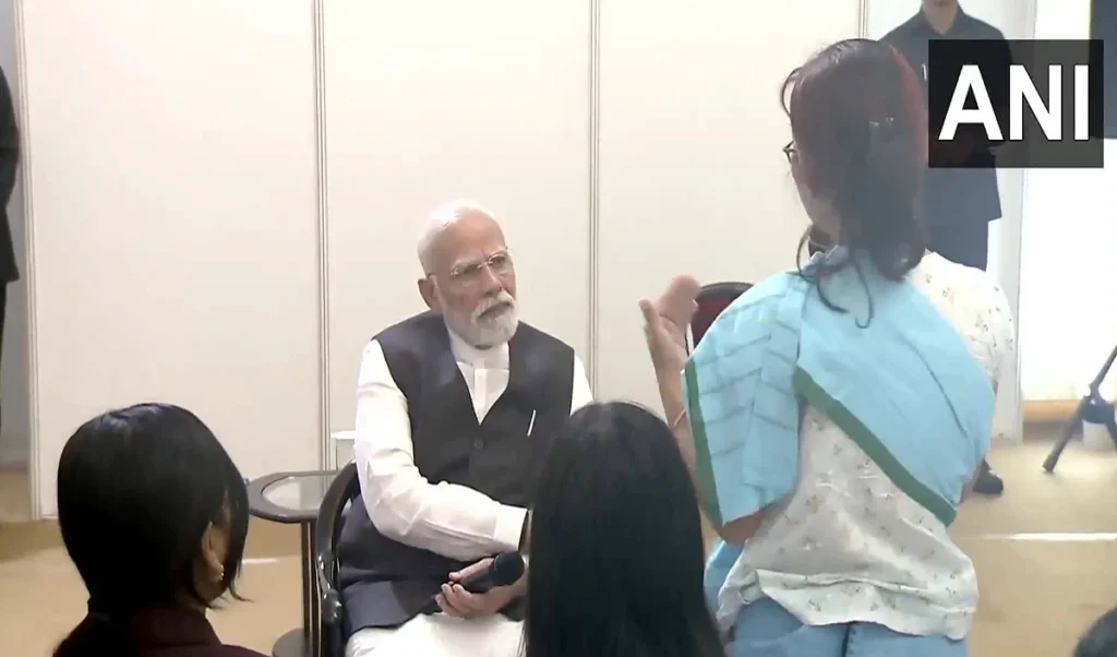 मणिपुर में PM मोदी का गर्मजोशी से स्वागत, लोगों ने पारंपरिक नृत्यों से शांति बहाली की उम्मीद जताई