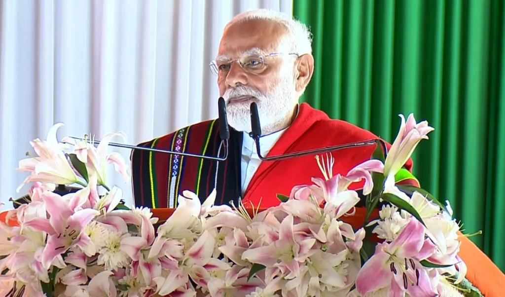 मणिपुर में विस्थापितों से मिले PM मोदी, 7300 करोड़ की परियोजनाएं; शांति व विकास का दिया मंत्र!