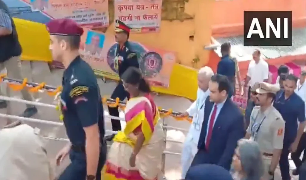 राष्ट्रपति द्रौपदी मुर्मू की गया यात्रा: विष्णुपद मंदिर में पूजा कर बढ़ाया बिहार का मान राष्ट्रपति द्रौपदी मुर्मू की गया यात्रा: विष्णुपद मंदिर में पूजा कर बढ़ाया बिहार का मान