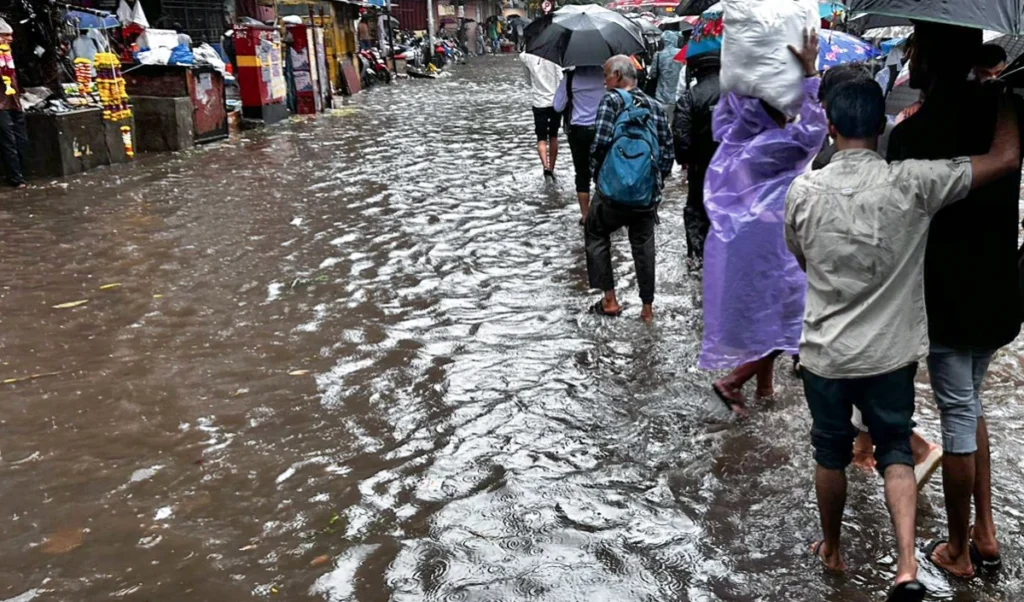 हैदराबाद में भारी बारिश से जलभराव, दो लोगों के बहने की आशंका