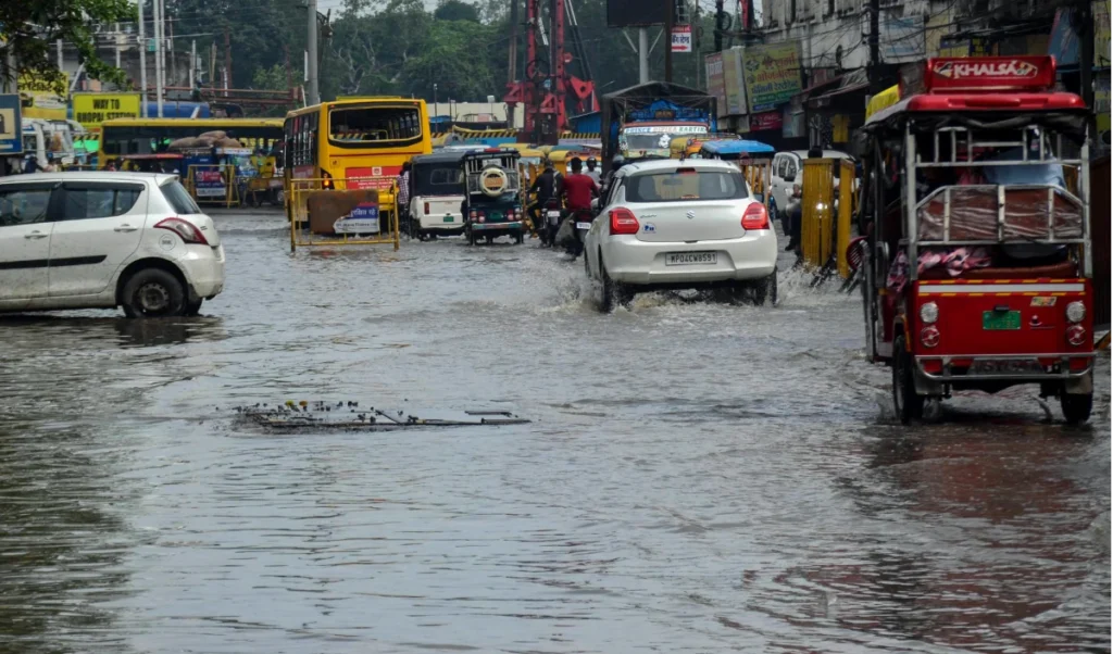 Cyclone Montha | चक्रवाती तूफान मोंथा का कहर: तमिलनाडु में भारी बारिश से स्कूल बंद, हाई अलर्ट जारी Cyclone Montha | चक्रवाती तूफान मोंथा का कहर: तमिलनाडु में भारी बारिश से स्कूल बंद, हाई अलर्ट जारी