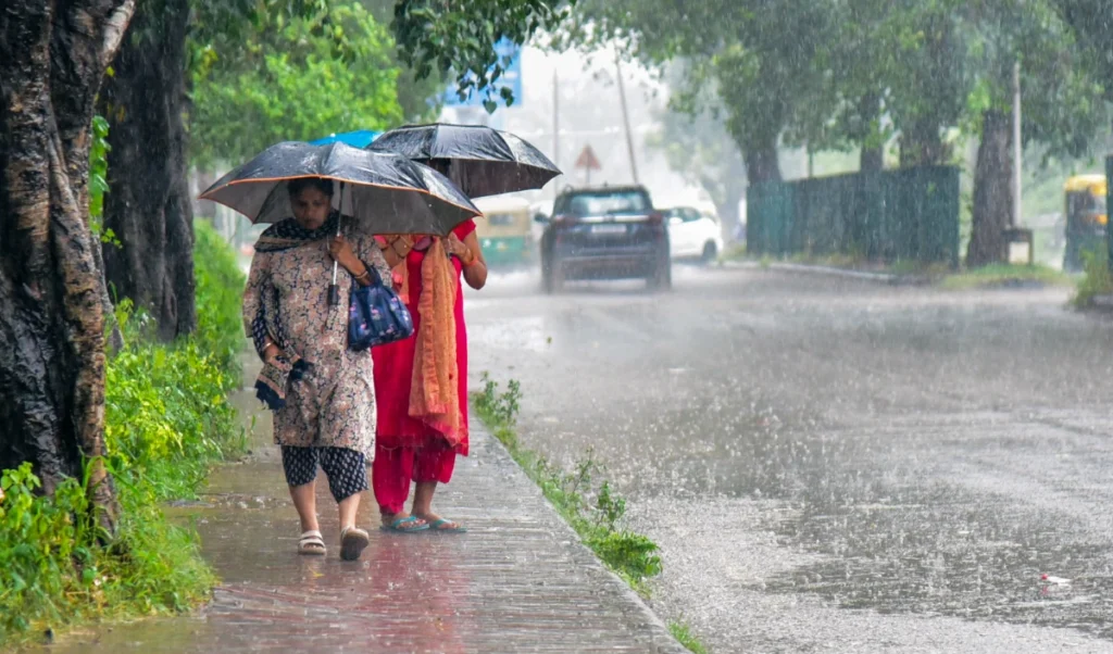 Delhi-NCR में मौसम का बदला मिजाज: गरज-चमक के साथ मूसलाधार बारिश, हवाई यात्रा भी प्रभावित