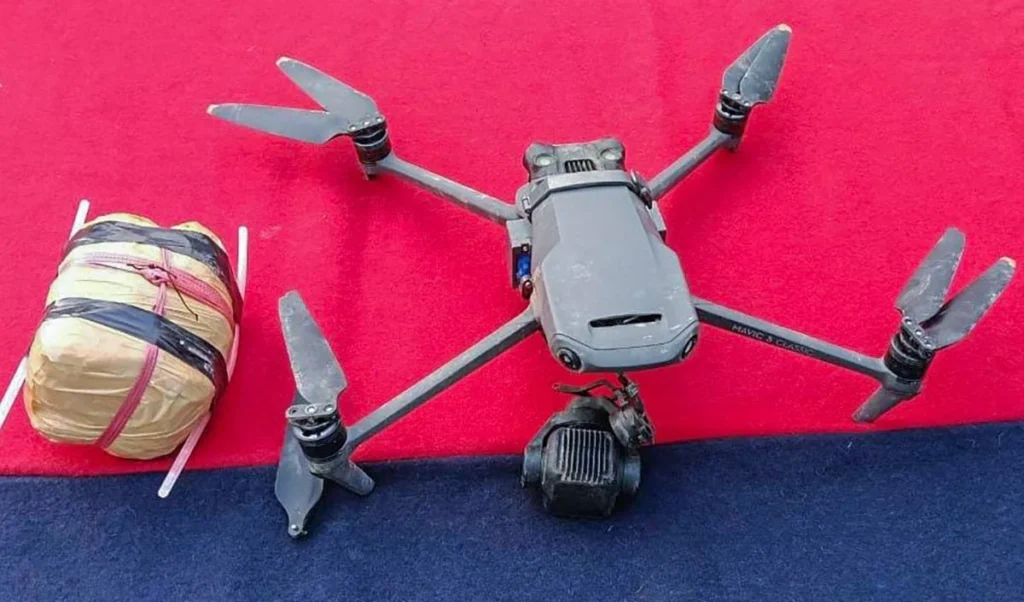International Border पर Pakistani Drones ने हेरोइन से भरे बैग गिराए, BSF ने साजिश को कर दिया बेनकाब International Border पर Pakistani Drones ने हेरोइन से भरे बैग गिराए, BSF ने साजिश को कर दिया बेनकाब