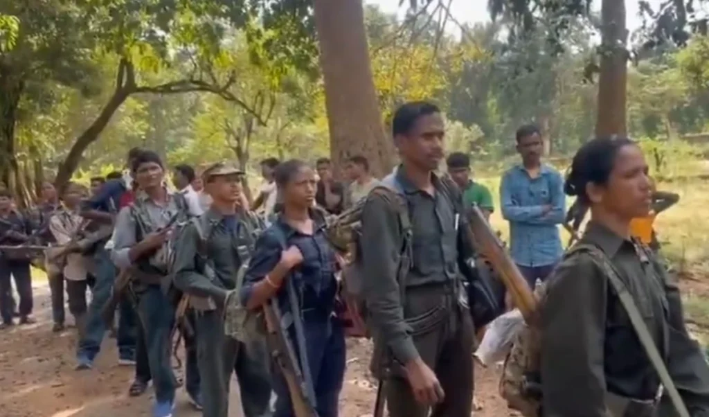 Kanker में बड़े माओवादी कमांडर Mukesh समेत 21 का आत्मसमर्पण, 3 AK-47 सहित 18 हथियार सौंपे Kanker में बड़े माओवादी कमांडर Mukesh समेत 21 का आत्मसमर्पण, 3 AK-47 सहित 18 हथियार सौंपे