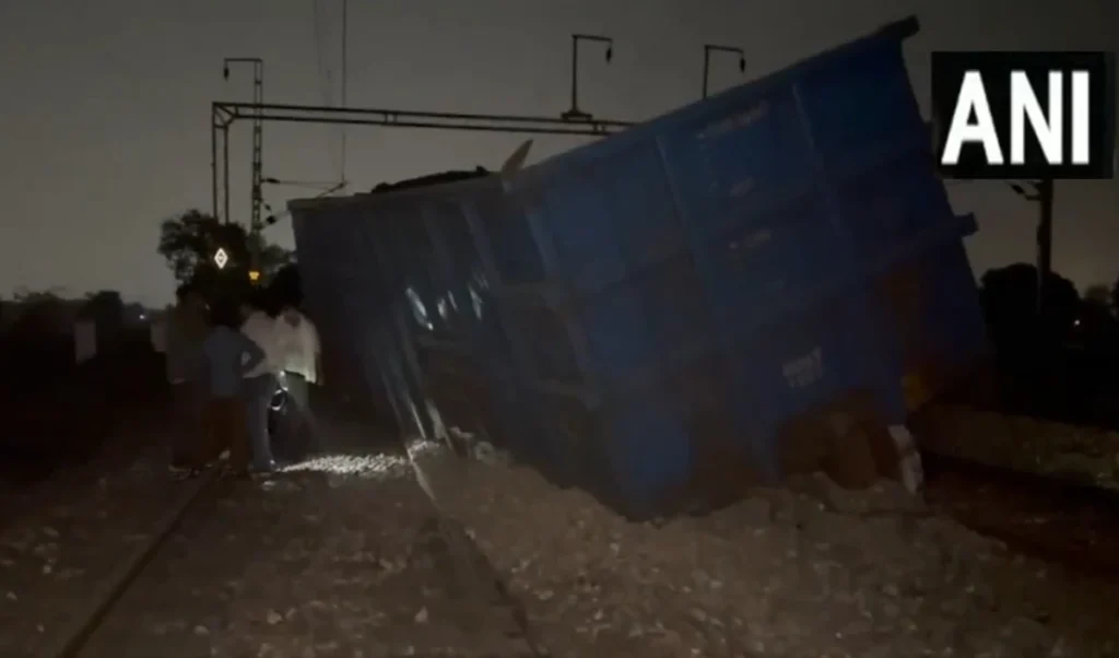 Mathura Train Accident: मथुरा-पलवल रेलखंड पर मालगाड़ी बेपटरी, तीसरी लाइन से यातायात बहाल, मरम्मत जारी