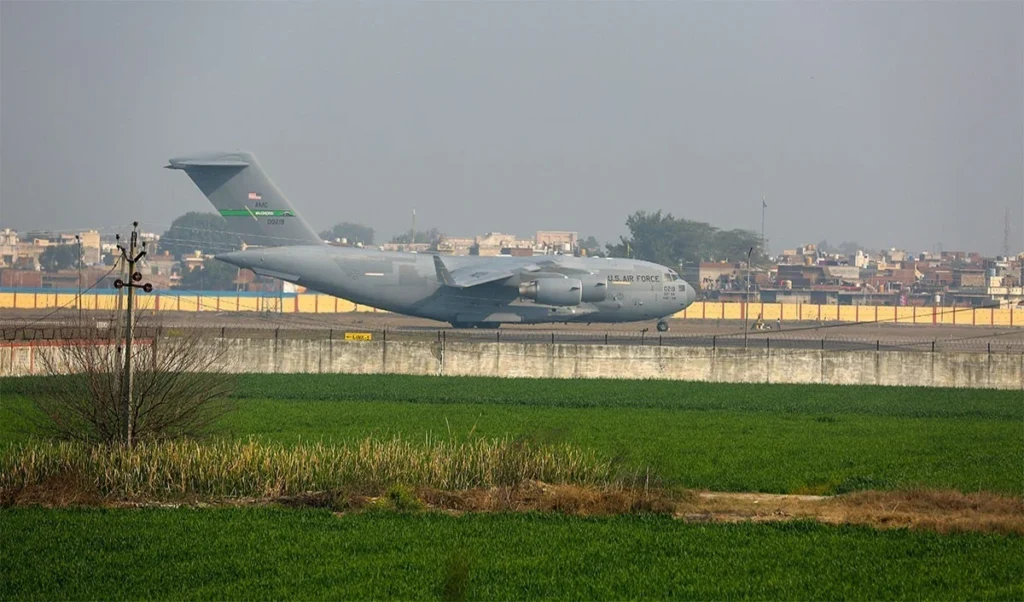 अमेरिका ने अवैध रूप से रह रहे 2,790 भारतीयों को वापस भेजा: केंद्र अमेरिका ने अवैध रूप से रह रहे 2,790 भारतीयों को वापस भेजा: केंद्र