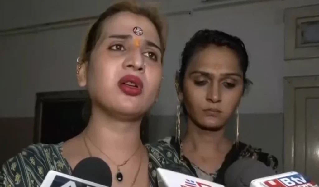 इंदौर में वर्चस्व की जंग! 24 ट्रांसजेंडरों ने पिया फिनाइल, एक गुट की प्रमुख को हिरासत में लिया गया इंदौर में वर्चस्व की जंग! 24 ट्रांसजेंडरों ने पिया फिनाइल, एक गुट की प्रमुख को हिरासत में लिया गया