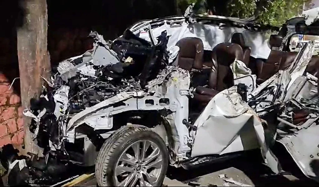 उप्र: पटाखों की चिंगारी से लगी आग में दो कारें जलकर खाक, कोई हताहत नहीं